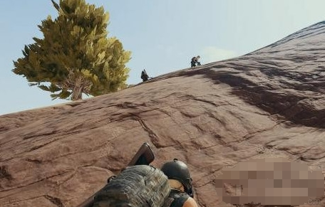 如何在《绝地求生》中应对敌人的隐身技巧？