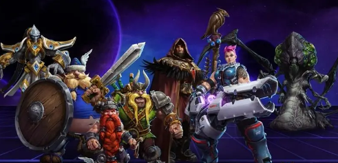 如何解锁新的英雄和皮肤？