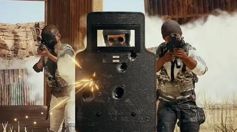 如何在绝地求生中应对敌人的盾牌？