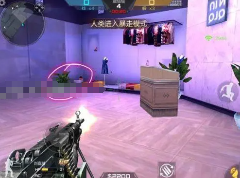 穿越火线游戏中如何在狭小空间战斗？